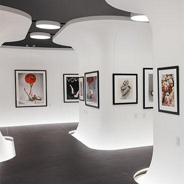 Видеоэкскурсия по выставке «Красота и стиль. История модной фотографии. Из собрания фонда Still Art» в Государственном Эрмитаже