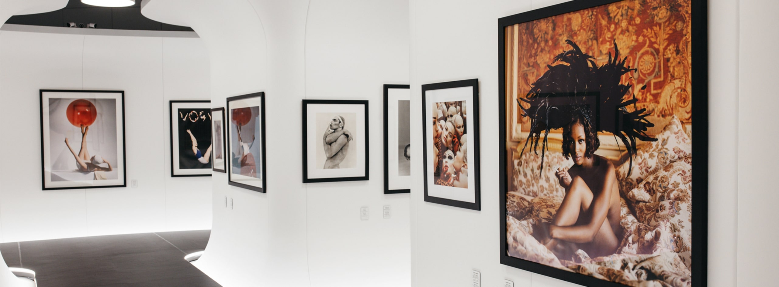 «КРАСОТА И СТИЛЬ. ИСТОРИЯ МОДНОЙ ФОТОГРАФИИ. ИЗ СОБРАНИЯ ФОНДА STILL ART» В ЭРМИТАЖЕ